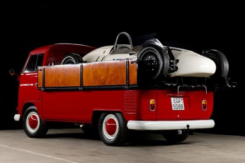 Formula Vee racer in VW Bulli pickup